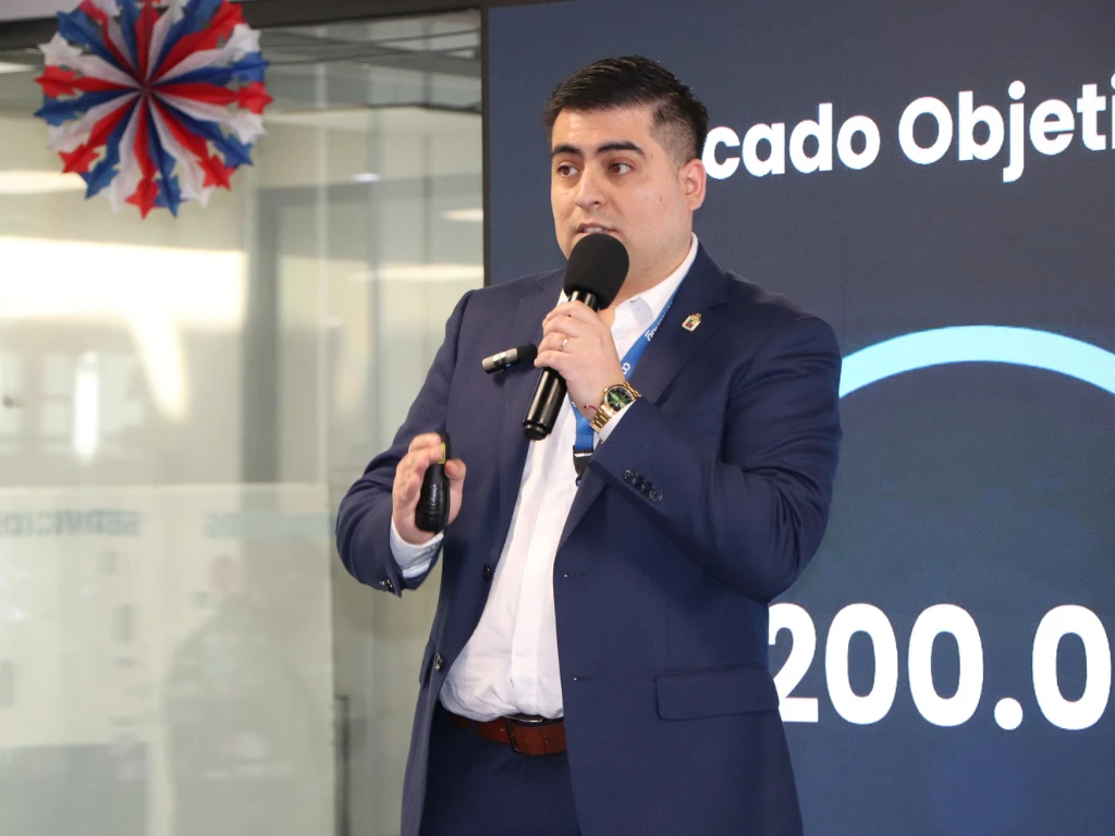 Cristian González, CEO de Contando, presentando en el Pitch Day